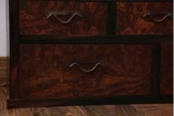 アンティーク家具　アンティーク 前面欅材と黒柿無垢材の小さな茶箪笥(茶棚、飾り棚)