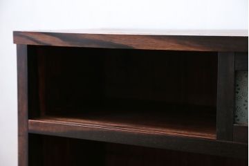 アンティーク家具　アンティーク 前面欅材と黒柿無垢材の小さな茶箪笥(茶棚、飾り棚)