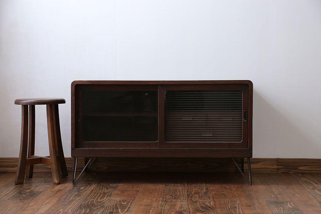 アンティーク家具　アンティーク 鉄脚付きのモールガラスローボード(収納棚)