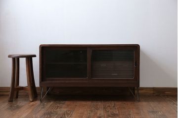 アンティーク家具　アンティーク 鉄脚付きのモールガラスローボード(収納棚)