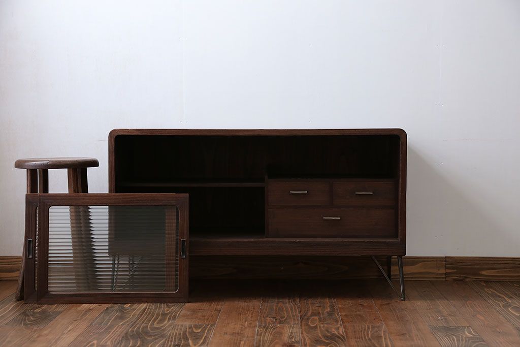 アンティーク家具　アンティーク 鉄脚付きのモールガラスローボード(収納棚)