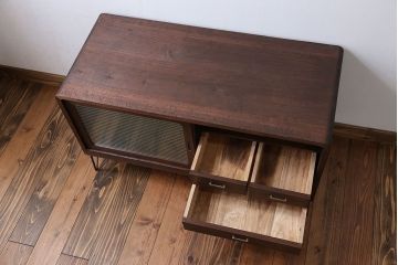 アンティーク家具　アンティーク 鉄脚付きのモールガラスローボード(収納棚)
