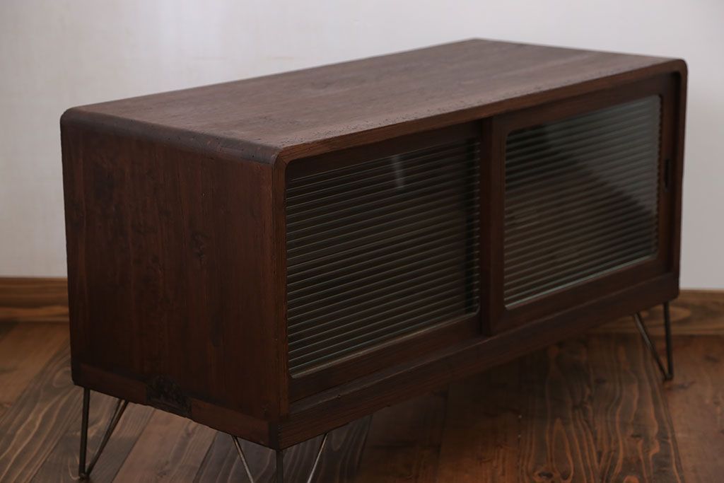 アンティーク家具　アンティーク 鉄脚付きのモールガラスローボード(収納棚)