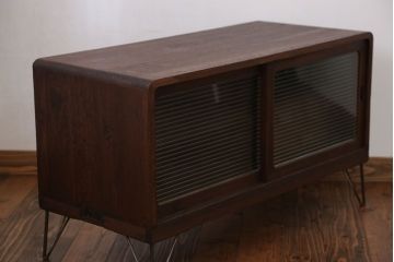 アンティーク家具　アンティーク 鉄脚付きのモールガラスローボード(収納棚)