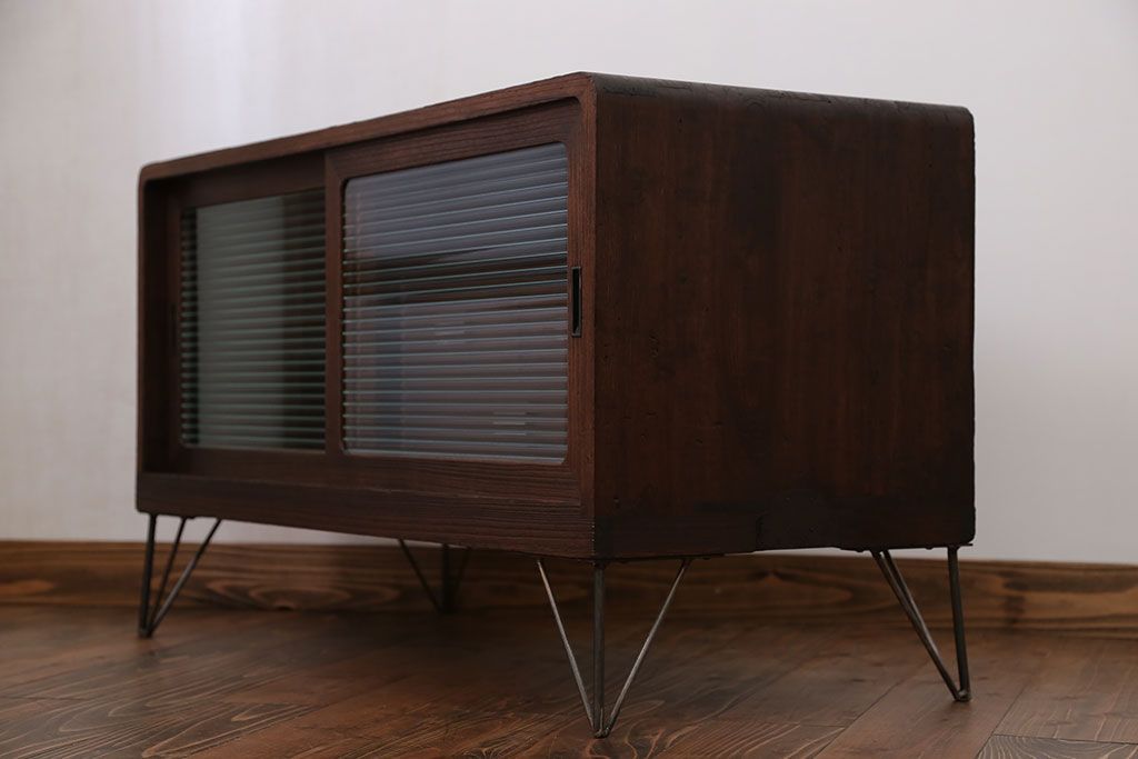 アンティーク家具　アンティーク 鉄脚付きのモールガラスローボード(収納棚)