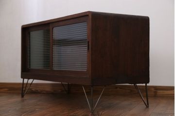 アンティーク家具　アンティーク 鉄脚付きのモールガラスローボード(収納棚)