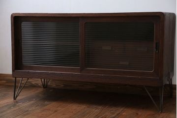 アンティーク家具　アンティーク 鉄脚付きのモールガラスローボード(収納棚)