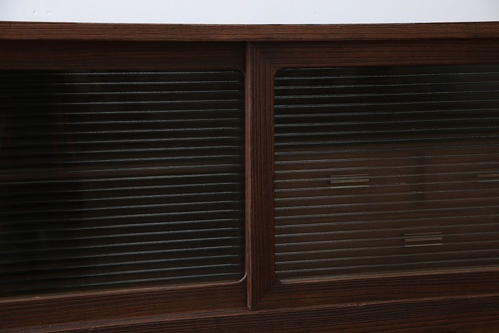 アンティーク家具　アンティーク 鉄脚付きのモールガラスローボード(収納棚)