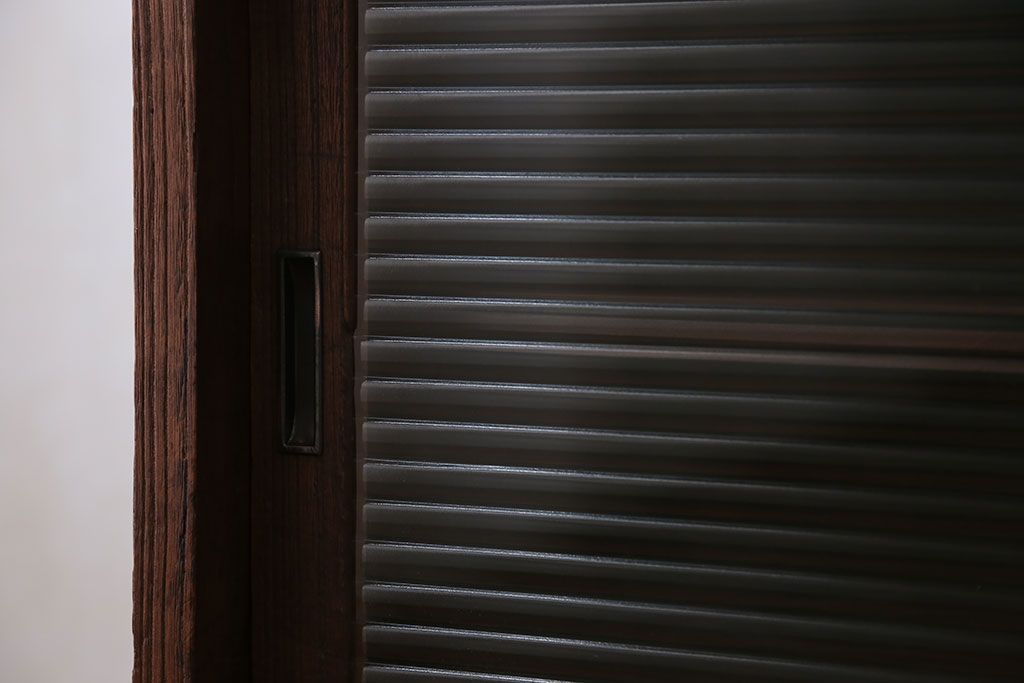 アンティーク家具　アンティーク 鉄脚付きのモールガラスローボード(収納棚)