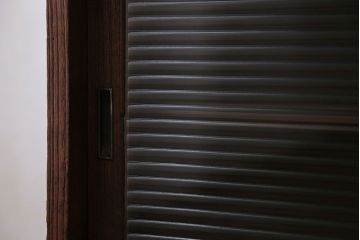 アンティーク家具　アンティーク 鉄脚付きのモールガラスローボード(収納棚)