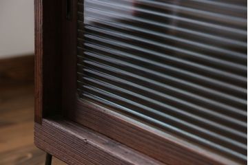 アンティーク家具　アンティーク 鉄脚付きのモールガラスローボード(収納棚)