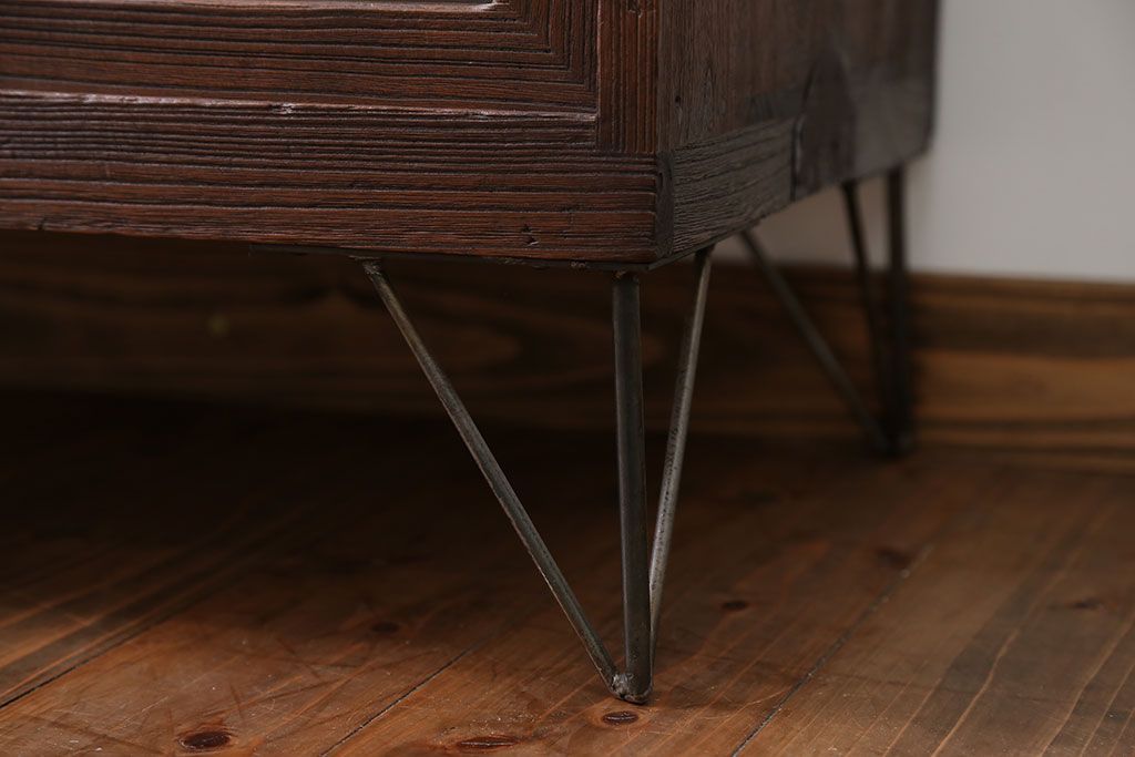 アンティーク家具　アンティーク 鉄脚付きのモールガラスローボード(収納棚)