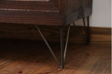 アンティーク家具　アンティーク 鉄脚付きのモールガラスローボード(収納棚)