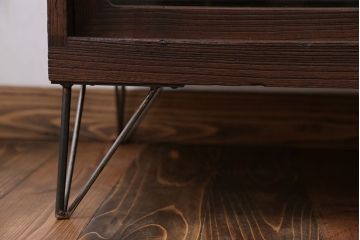 アンティーク家具　アンティーク 鉄脚付きのモールガラスローボード(収納棚)