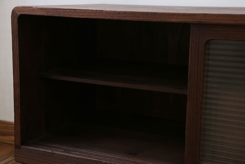 アンティーク家具　アンティーク 鉄脚付きのモールガラスローボード(収納棚)