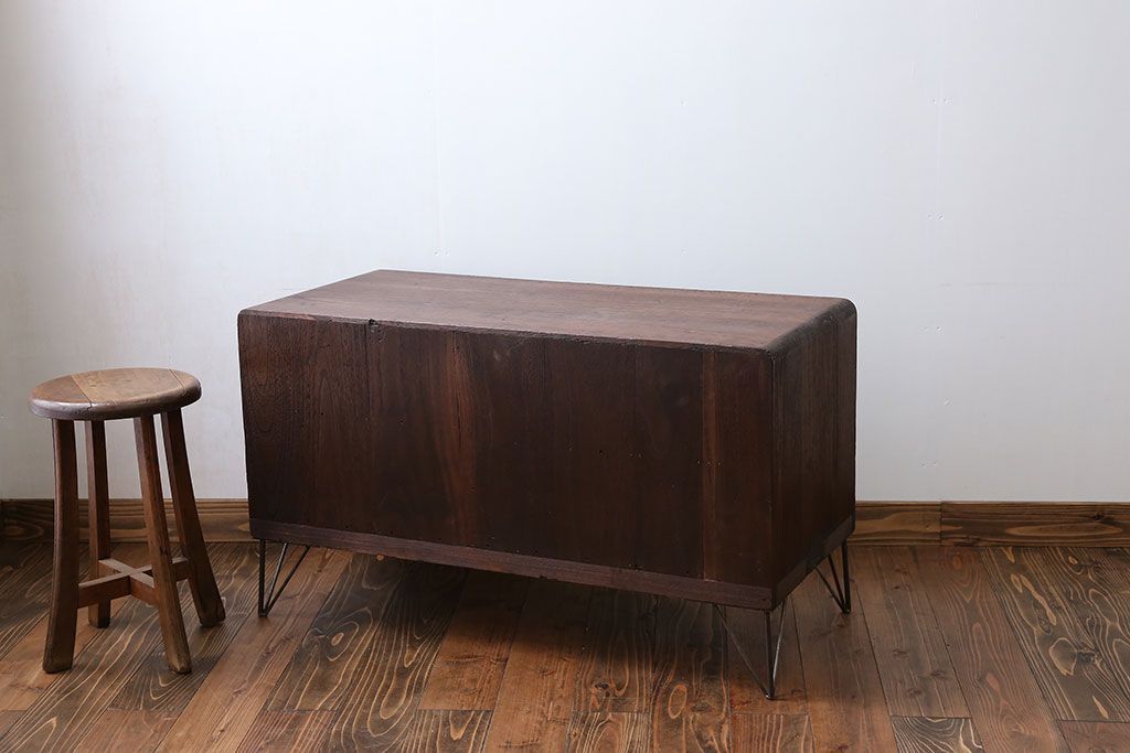 アンティーク家具　アンティーク 鉄脚付きのモールガラスローボード(収納棚)