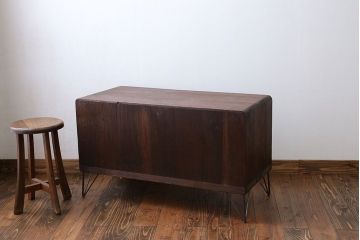 アンティーク家具　アンティーク 鉄脚付きのモールガラスローボード(収納棚)