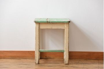 アンティーク雑貨　イギリスアンティーク 古いペイントの角スツール(椅子、イス)