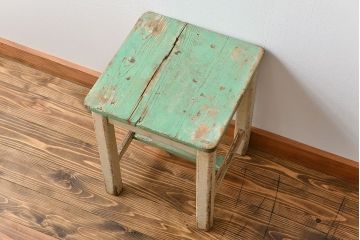 アンティーク雑貨　イギリスアンティーク 古いペイントの角スツール(椅子、イス)