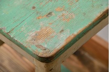 アンティーク雑貨　イギリスアンティーク 古いペイントの角スツール(椅子、イス)