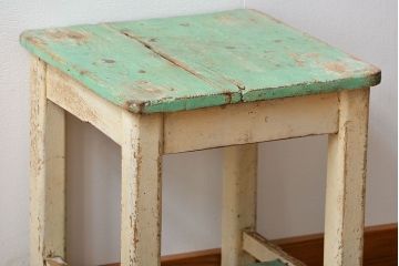 アンティーク雑貨　イギリスアンティーク 古いペイントの角スツール(椅子、イス)
