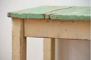 アンティーク雑貨　イギリスアンティーク 古いペイントの角スツール(椅子、イス)