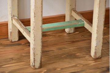 アンティーク雑貨　イギリスアンティーク 古いペイントの角スツール(椅子、イス)