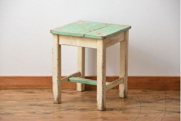 アンティーク雑貨　イギリスアンティーク 古いペイントの角スツール(椅子、イス)