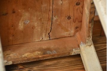 アンティーク雑貨　イギリスアンティーク 古いペイントの角スツール(椅子、イス)