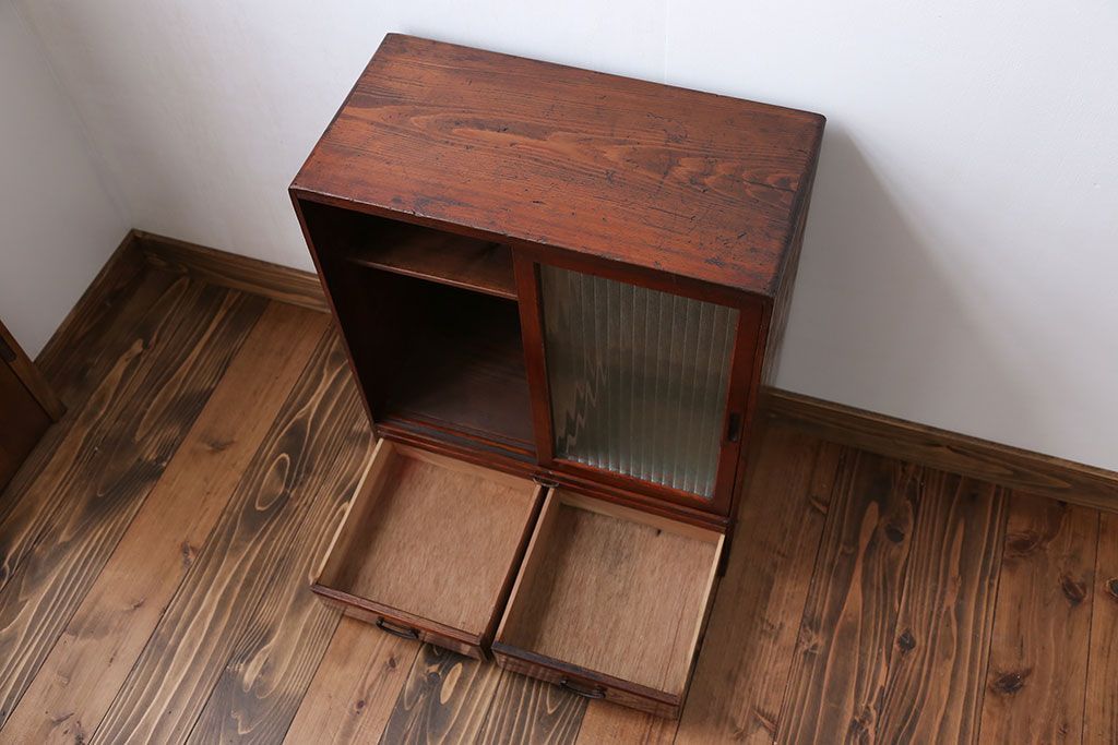 アンティーク家具　アンティーク 小さな格納テーブル付きの銀モールガラス収納棚(戸棚)