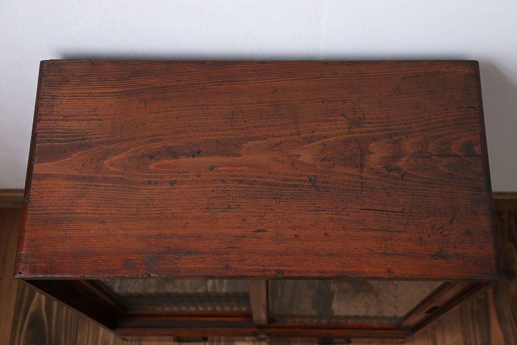 アンティーク家具　アンティーク 小さな格納テーブル付きの銀モールガラス収納棚(戸棚)