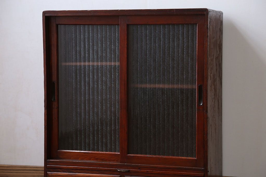 アンティーク家具　アンティーク 小さな格納テーブル付きの銀モールガラス収納棚(戸棚)