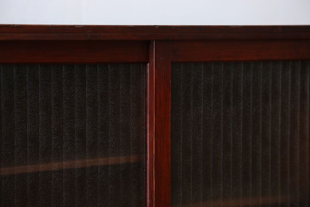 アンティーク家具　アンティーク 小さな格納テーブル付きの銀モールガラス収納棚(戸棚)