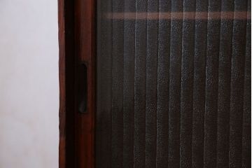 アンティーク家具　アンティーク 小さな格納テーブル付きの銀モールガラス収納棚(戸棚)