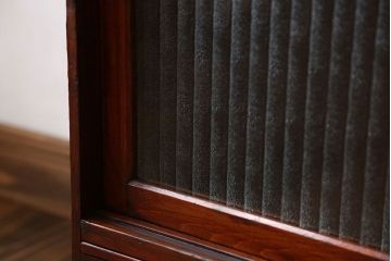 アンティーク家具　アンティーク 小さな格納テーブル付きの銀モールガラス収納棚(戸棚)