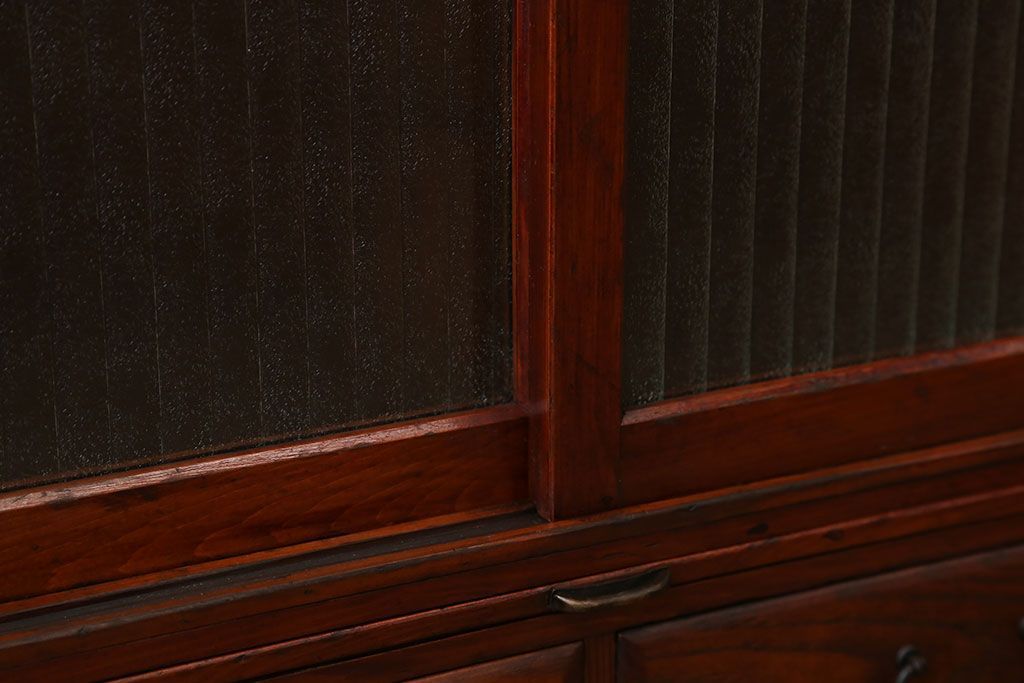 アンティーク家具　アンティーク 小さな格納テーブル付きの銀モールガラス収納棚(戸棚)