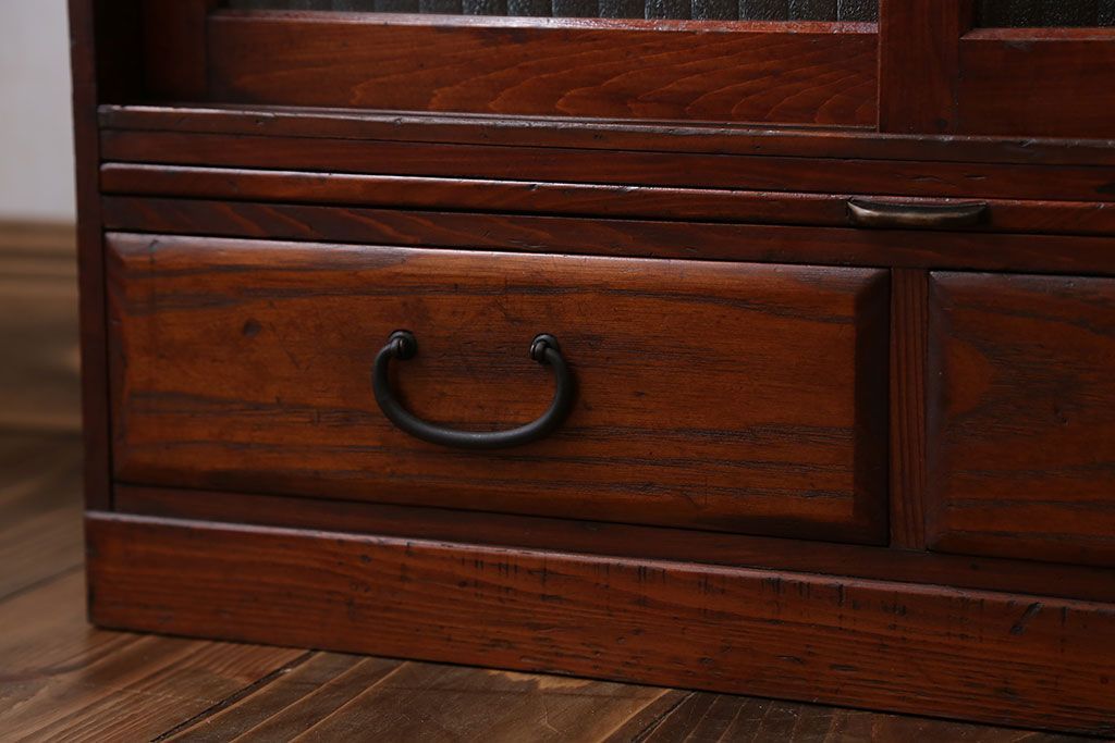 アンティーク家具　アンティーク 小さな格納テーブル付きの銀モールガラス収納棚(戸棚)