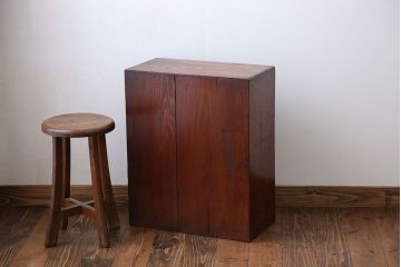 アンティーク家具　アンティーク 小さな格納テーブル付きの銀モールガラス収納棚(戸棚)