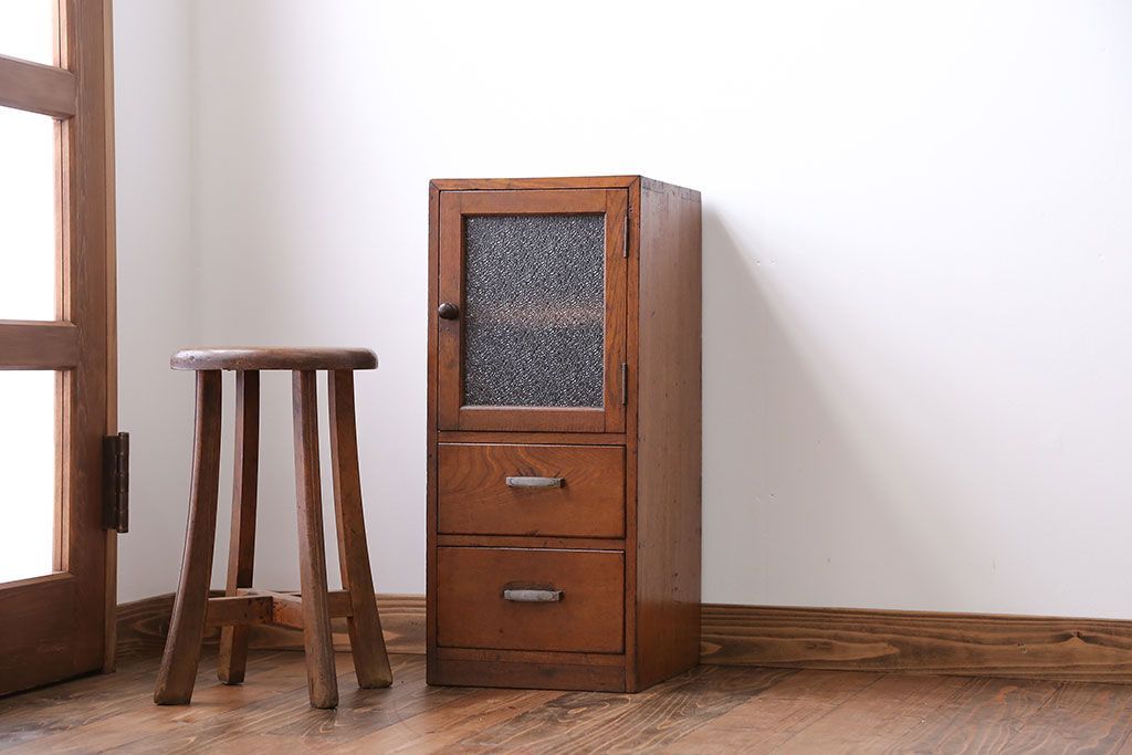 アンティーク家具　アンティーク 古いナラ材のダイヤガラス入り縦型収納棚(引き出し)