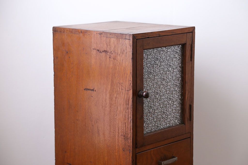 アンティーク家具　アンティーク 古いナラ材のダイヤガラス入り縦型収納棚(引き出し)