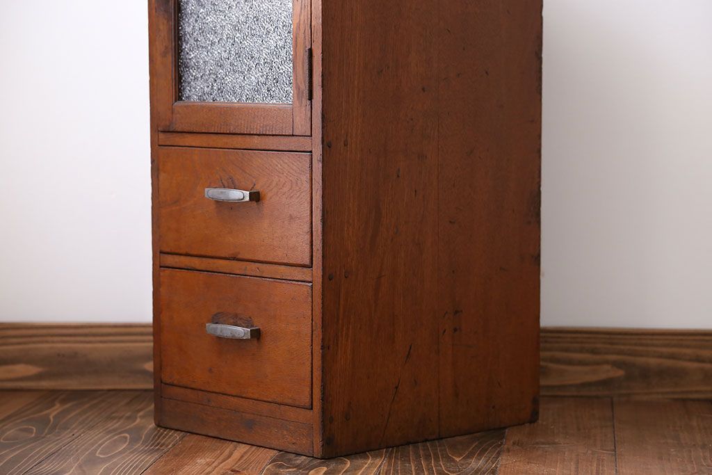 アンティーク家具　アンティーク 古いナラ材のダイヤガラス入り縦型収納棚(引き出し)