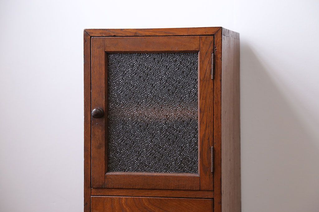 アンティーク家具　アンティーク 古いナラ材のダイヤガラス入り縦型収納棚(引き出し)