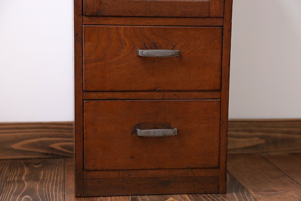 アンティーク家具　アンティーク 古いナラ材のダイヤガラス入り縦型収納棚(引き出し)