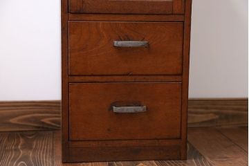 アンティーク家具　アンティーク 古いナラ材のダイヤガラス入り縦型収納棚(引き出し)