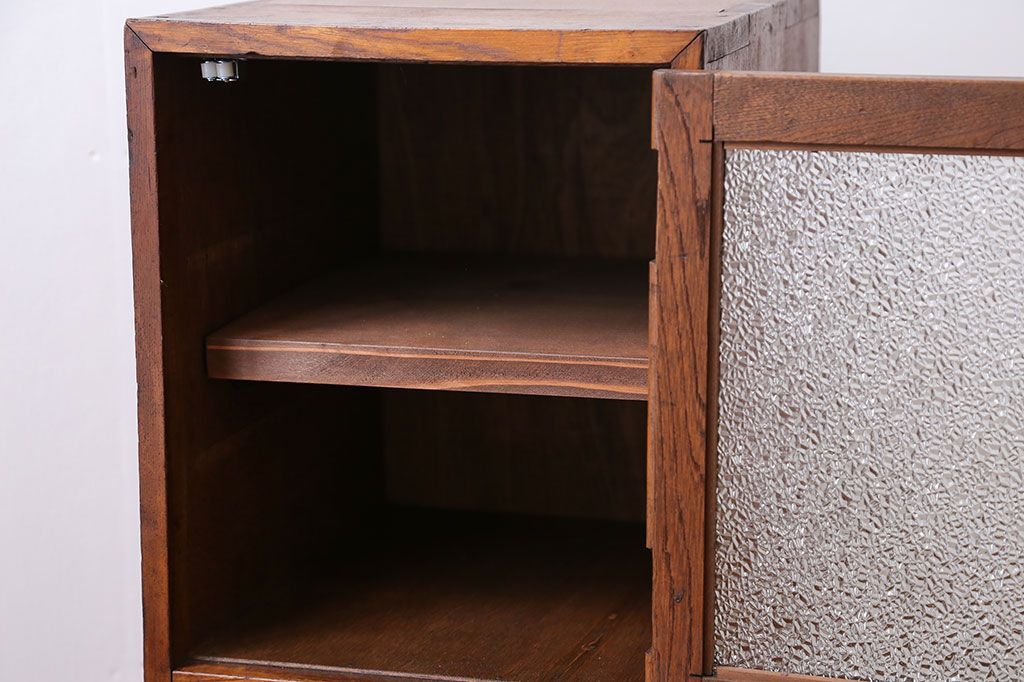 アンティーク家具　アンティーク 古いナラ材のダイヤガラス入り縦型収納棚(引き出し)