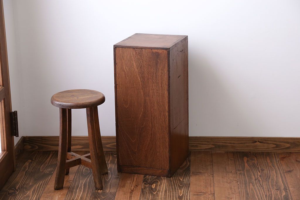 アンティーク家具　アンティーク 古いナラ材のダイヤガラス入り縦型収納棚(引き出し)