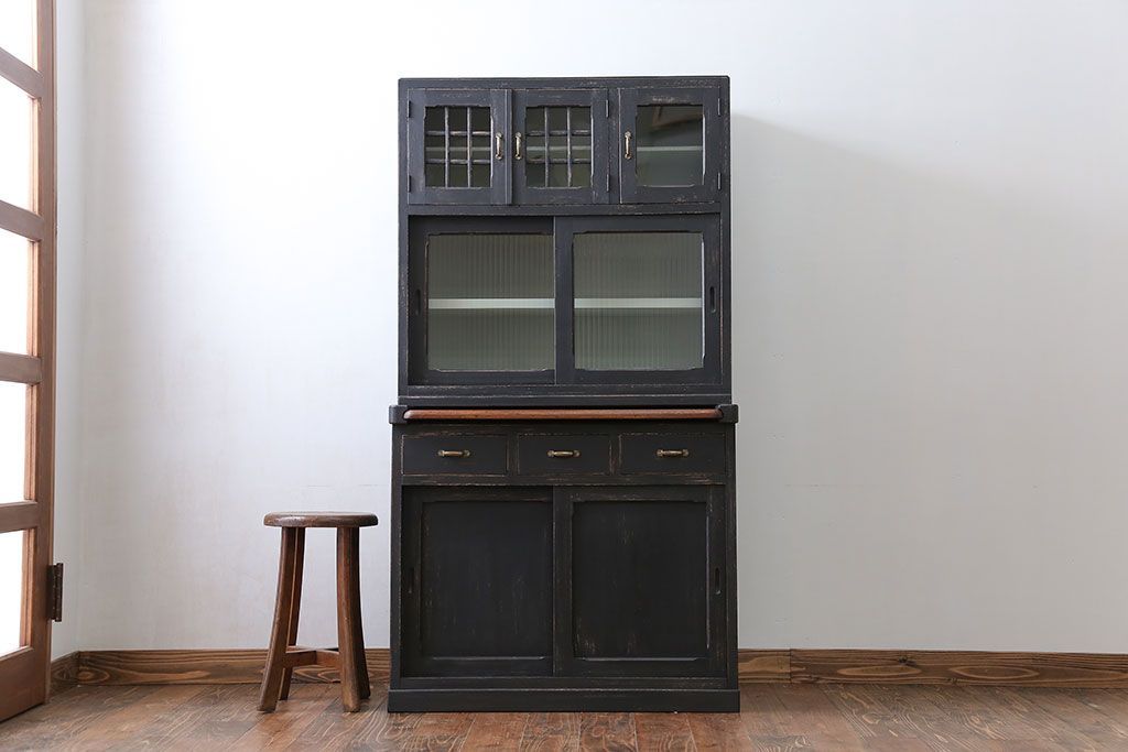 アンティーク家具　アンティークペイント モールガラス入りのシックな食器棚(キッチンキャビネット)