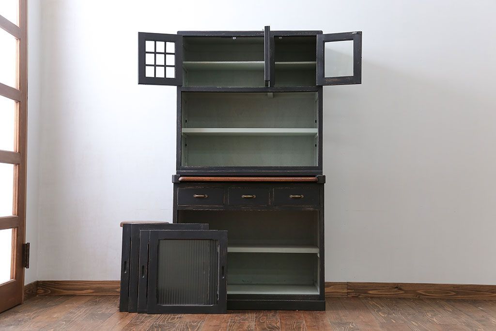 アンティーク家具　アンティークペイント モールガラス入りのシックな食器棚(キッチンキャビネット)