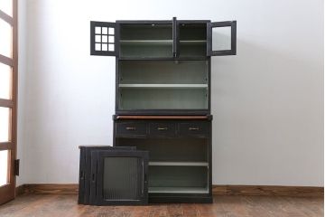 アンティーク家具　アンティークペイント モールガラス入りのシックな食器棚(キッチンキャビネット)