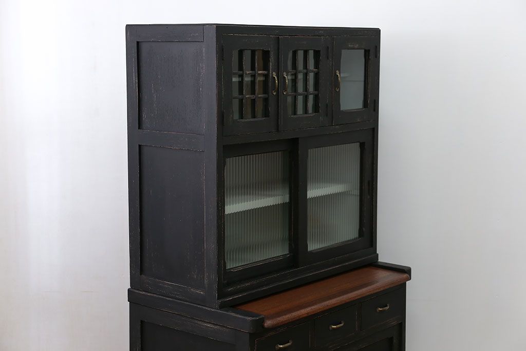アンティーク家具　アンティークペイント モールガラス入りのシックな食器棚(キッチンキャビネット)